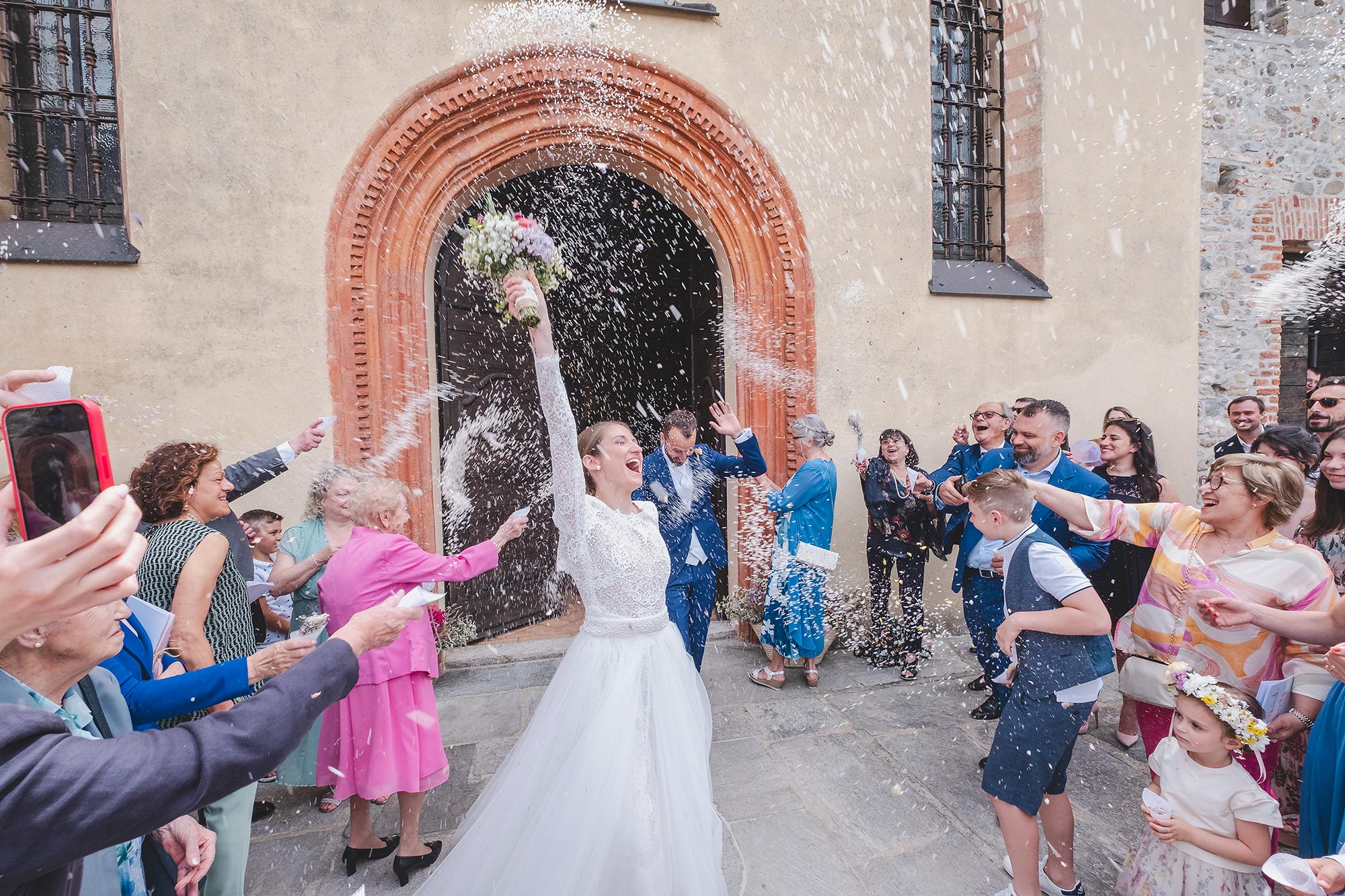 fotografo-matrimonio-cascina-diodona-62 il lancio del riso all'uscita dalla chiesa