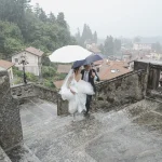 sposa entra in chiesa sotto la pioggia