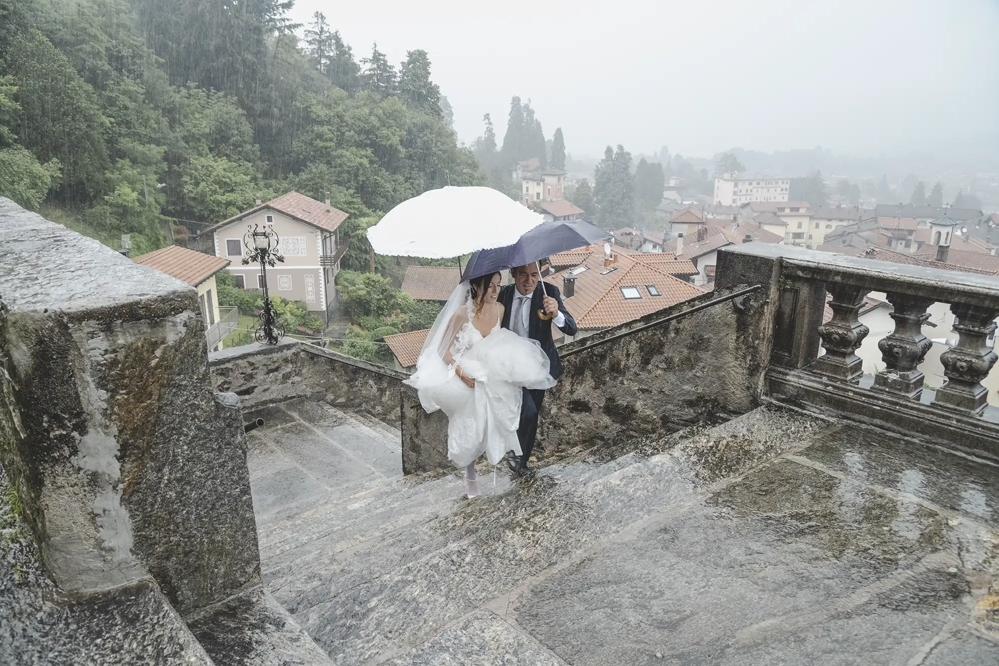 sposa entra in chiesa sotto la pioggia