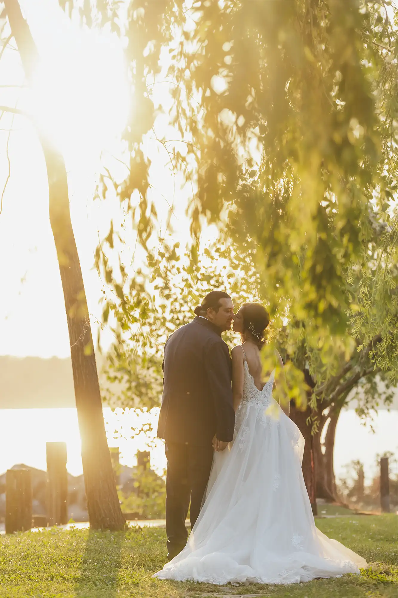 foto sposi romantica sul lago di Varese con le luci del tramontp